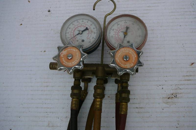 lot 21 image: Manifold Set