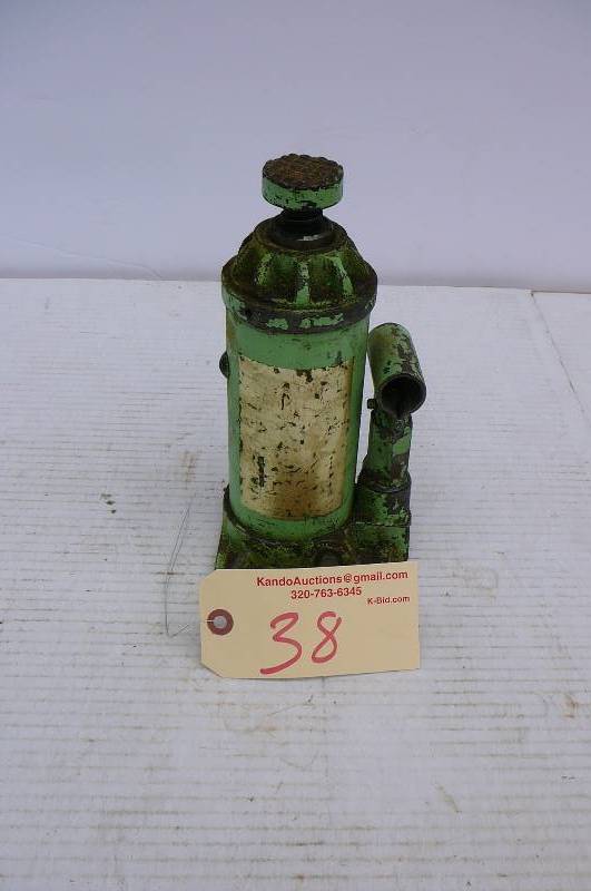 lot 38 image: Bottle Jack