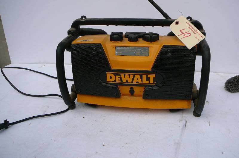 lot 49 image: DeWalt Radio