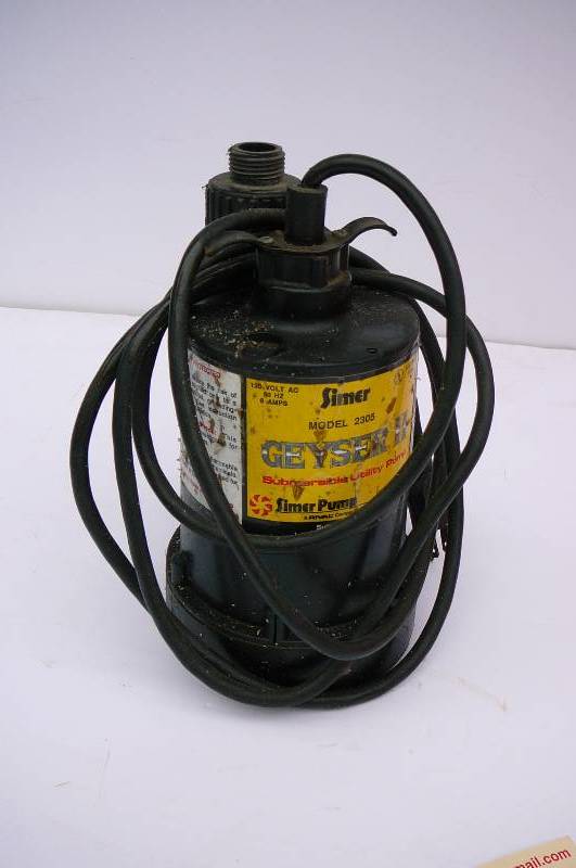 lot 54 image: Simer Geyser II Submersible Pump