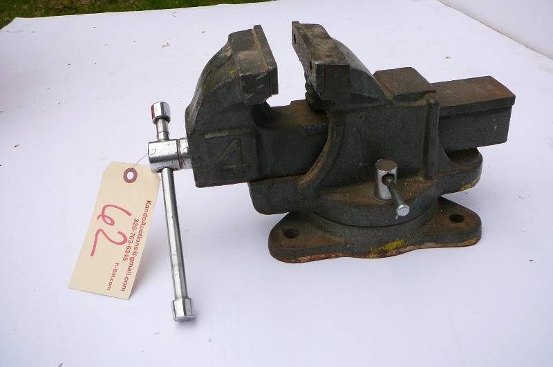lot 62 image: Large Bench Vise