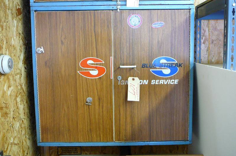 lot 107 image: Metal Wall Cabinet