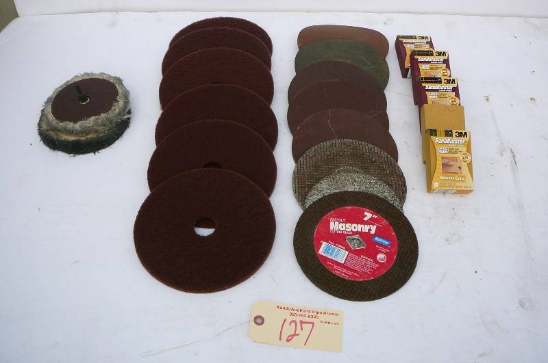 lot 127 image: Sanding sponges, scuff pads, grinding disc, buffing pads