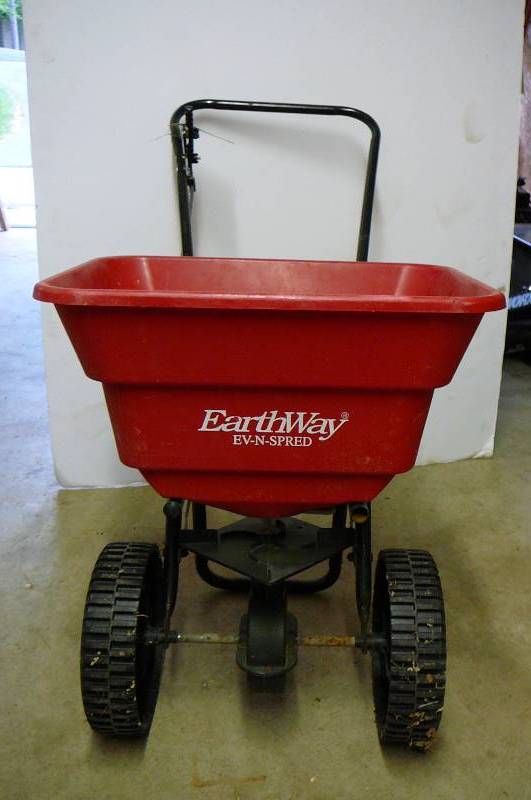 lot 134 image: Earth way Lawn Spreader