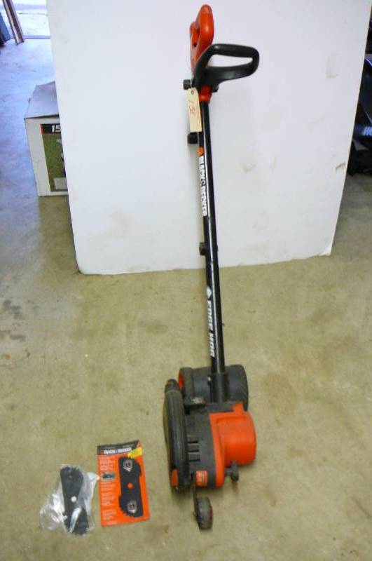 lot 138 image: Black & Decker Edge Hog