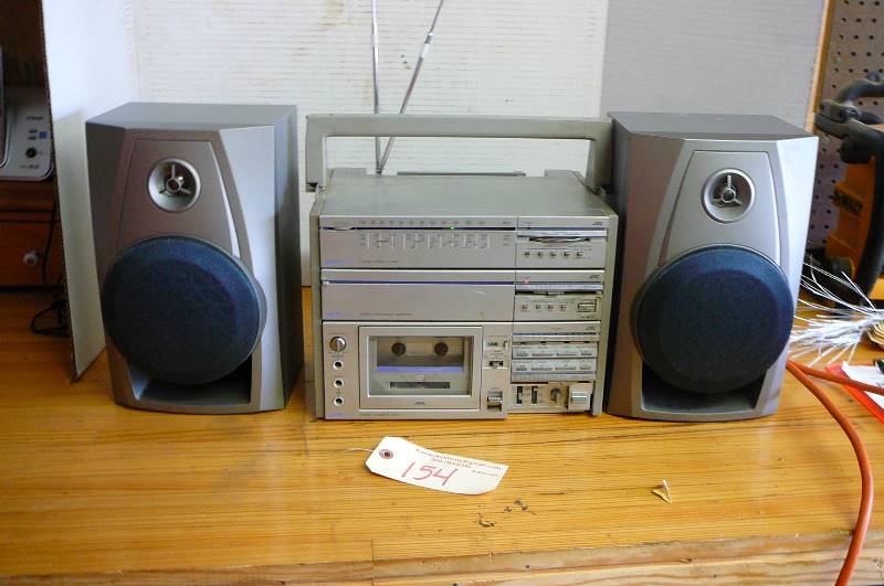 lot 154 image: JVC Stereo Cassette deck with speakers. Works