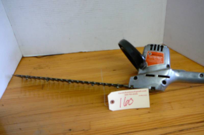 lot 160 image: Black & Decker Shrub & Hedge Trimmer
