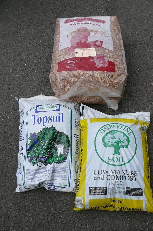 lot 172 image: Lawn & Garden Products Potting soil, bedding, cow manure and compost