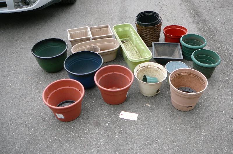 lot 173 image: Plastic Flower Pots