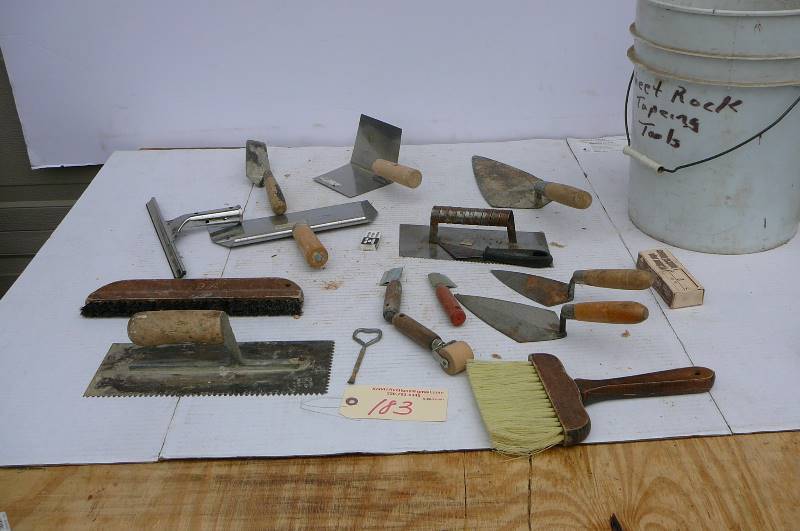 lot 183 image: Lot of misc. cement and sheet rock tools and tapers box