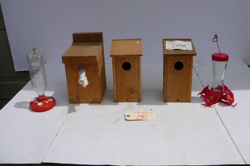 lot 190 image: (1) Wren house, (2) medium bird houses, (2) humming bird feeders with crate