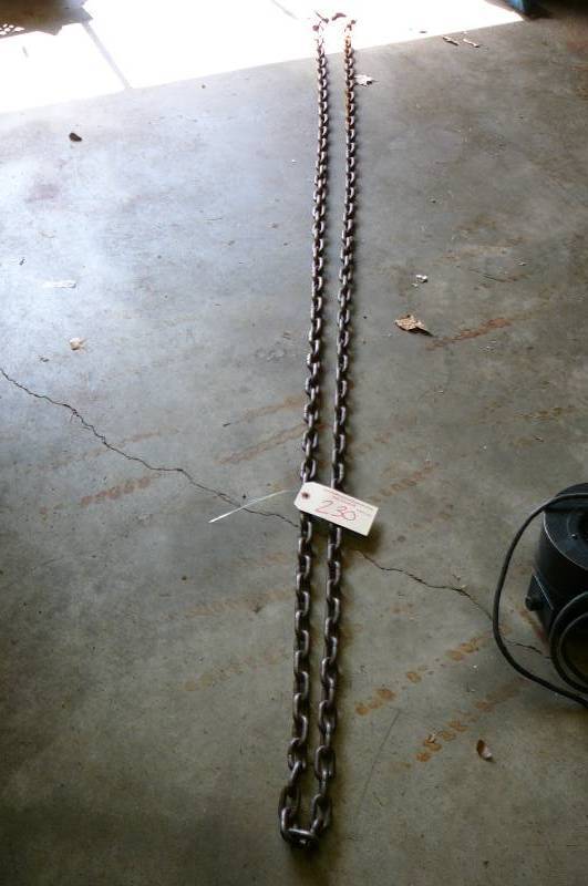 lot 230 image: 15 log chain with hooks
