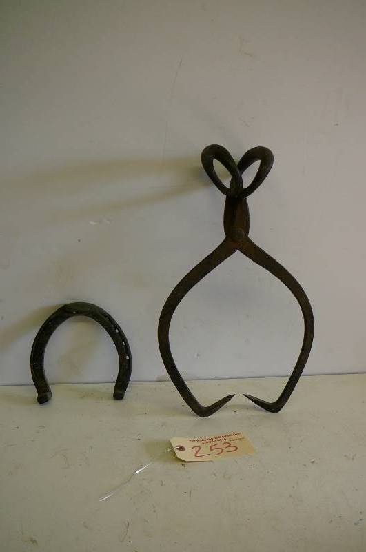 lot 253 image: Vintage Ice Tong & Horse Shoe