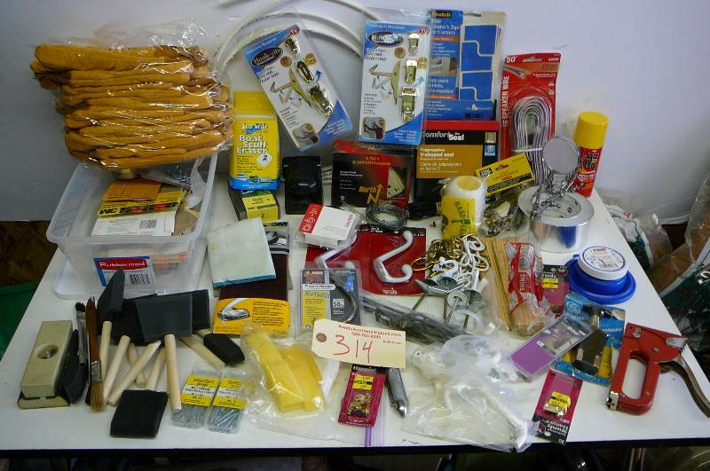 lot 314 image: Lot of home hardware