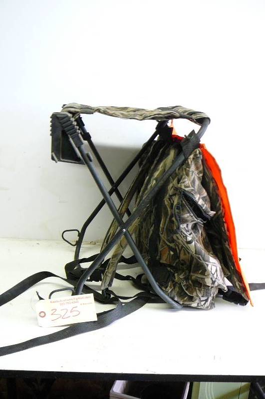 lot 325 image: Camo back pack chair