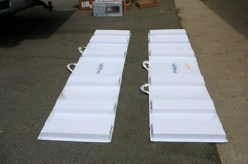 lot 326 image: Pair of hull hug
