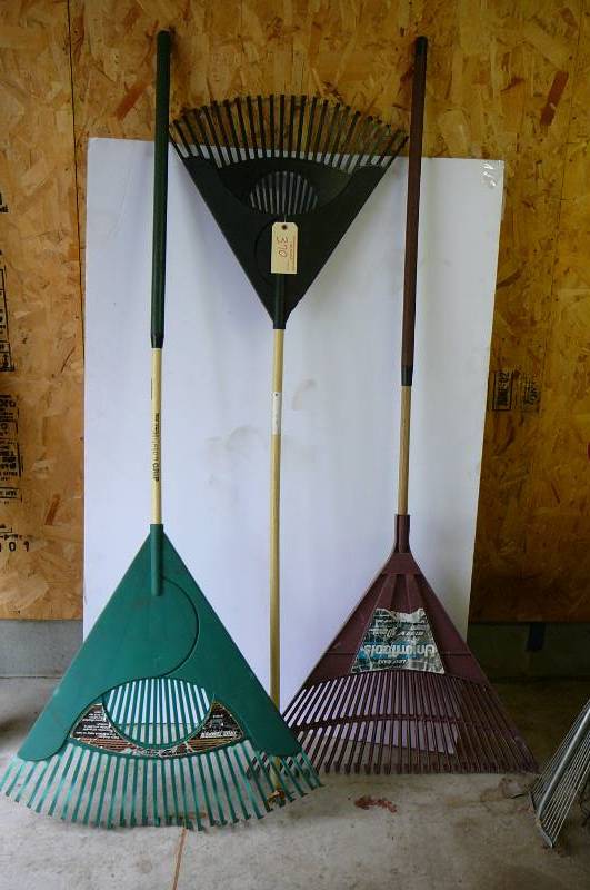 lot 370 image: 3 Leaf rakes