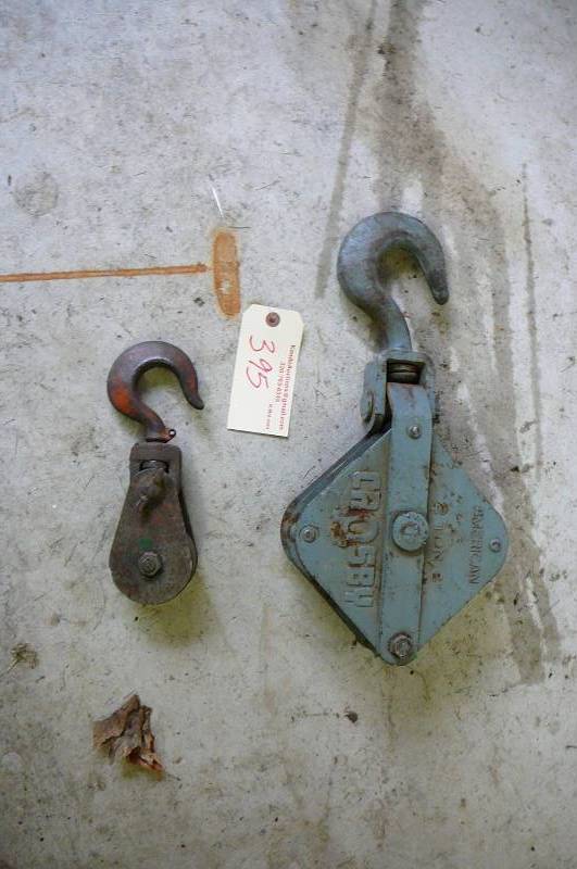 lot 395 image: Large Crosby pully 2 ton, 6 small pulley