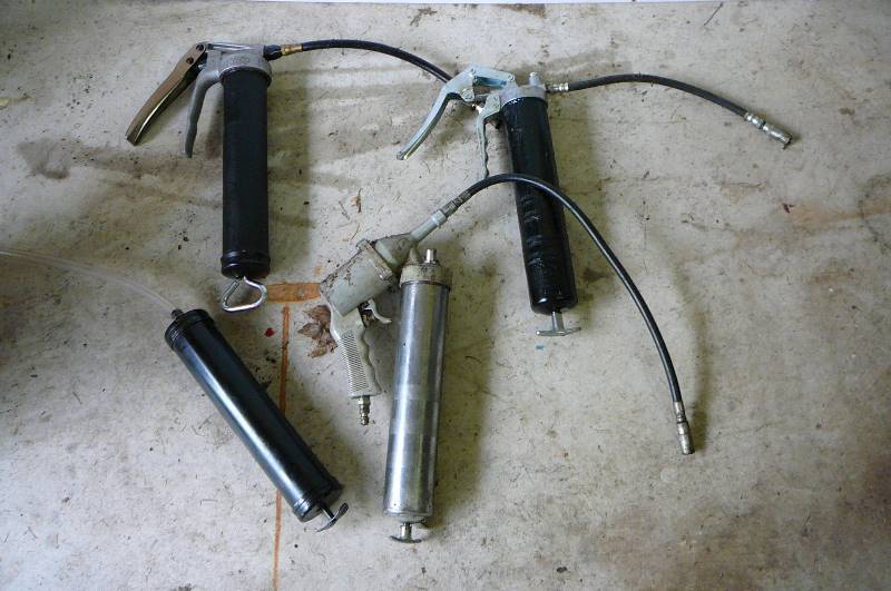 lot 402 image: Grease guns, air & suction gun