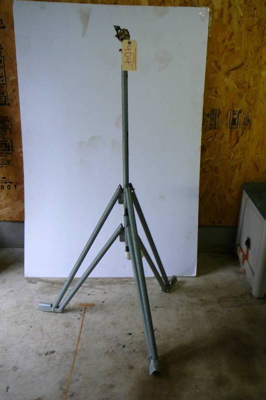 lot 404 image: Tripod sprinkler