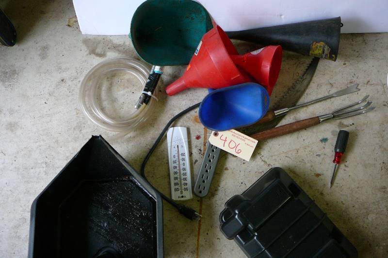 lot 406 image: Garden tools, funnels, thermometer, oil change pan, power strip, lover to battery box, metal bucket, hose