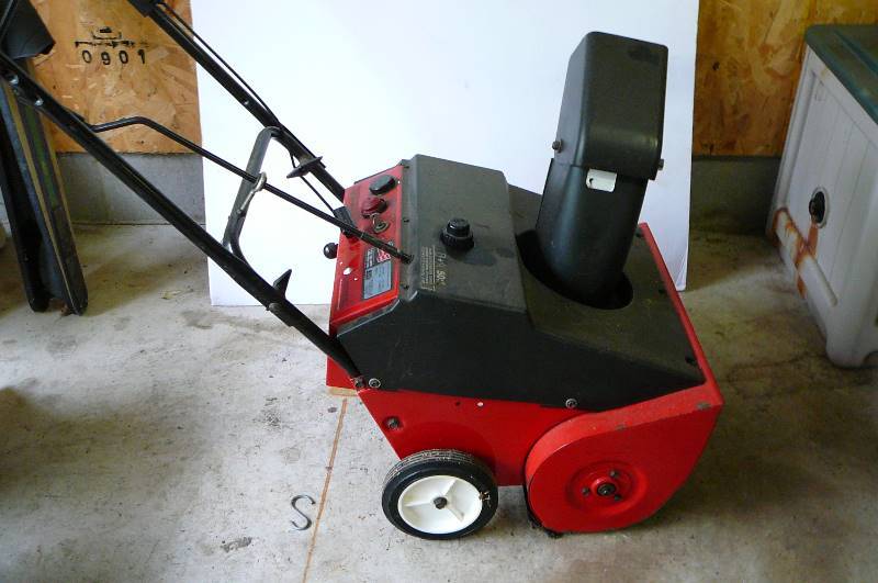 lot 412 image: MTD gas snowblower