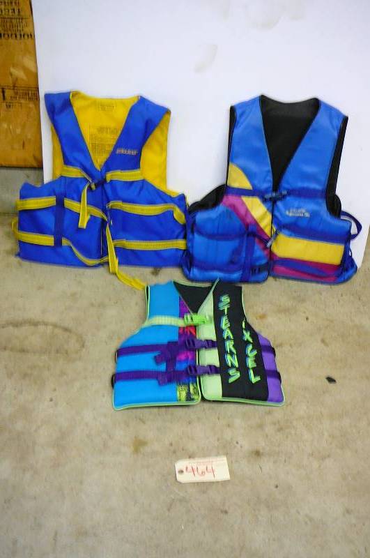lot 464 image: 3 Sterns life jackets XL, Med, Small