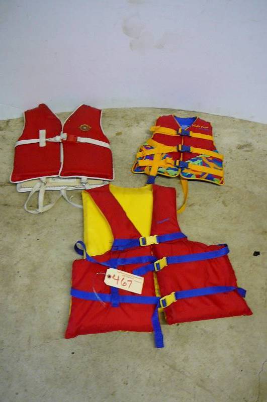 lot 467 image: Stearns Child Med, Small adult universal large life jacket