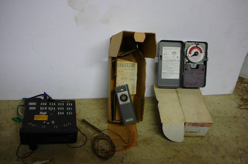 lot 474 image: Paragon electric 24 hour control 4001-00, JVC AmFM, cassette radio, T6031A refrigeration controls tradeline