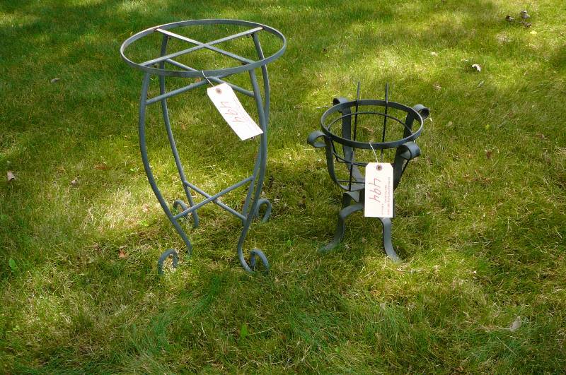 lot 494 image: 2 Metal plant stands, 22t x 14w, 14T x 9w