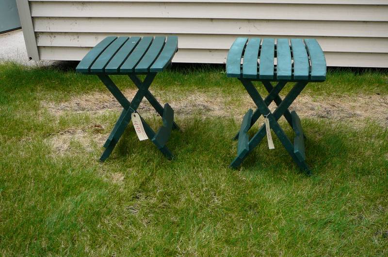 lot 495 image: Pair of fold up yard tables 17 12 x 15 x 20t