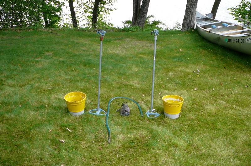 lot 498 image: 2 Standing sprinklers, 2 Flower pots and rack duck decoration