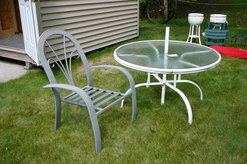 lot 500 image: Round patio table with 1 chair, 46 x 26T
