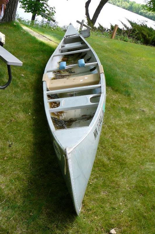 lot 508 image: Aluma craft 17 Aluminum canoe model# 0T-17 with motor mount and set in extra seat