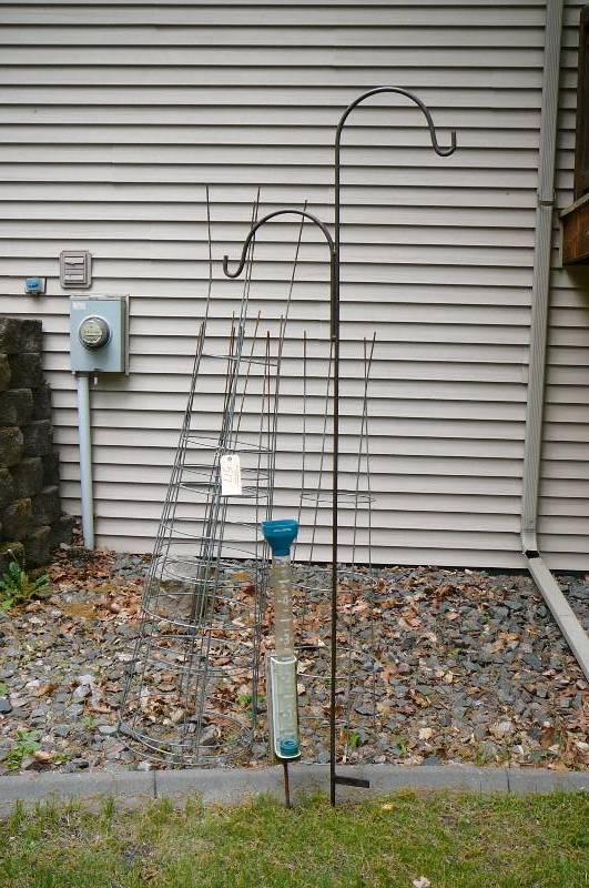 lot 517 image: Shepherds hook and rain gauge , heavy duty tomato baskets,4 count