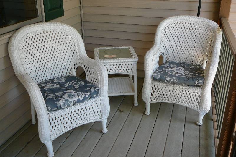 lot 530 image: 3 piece vinyal wicker set 2 sitting chairs 1 end table  18 x 18 x227
