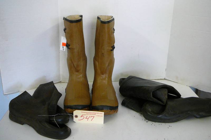lot 547 image: Servos by Honeywell insulated boots size 11 like new and 2 rubber boot pull overs