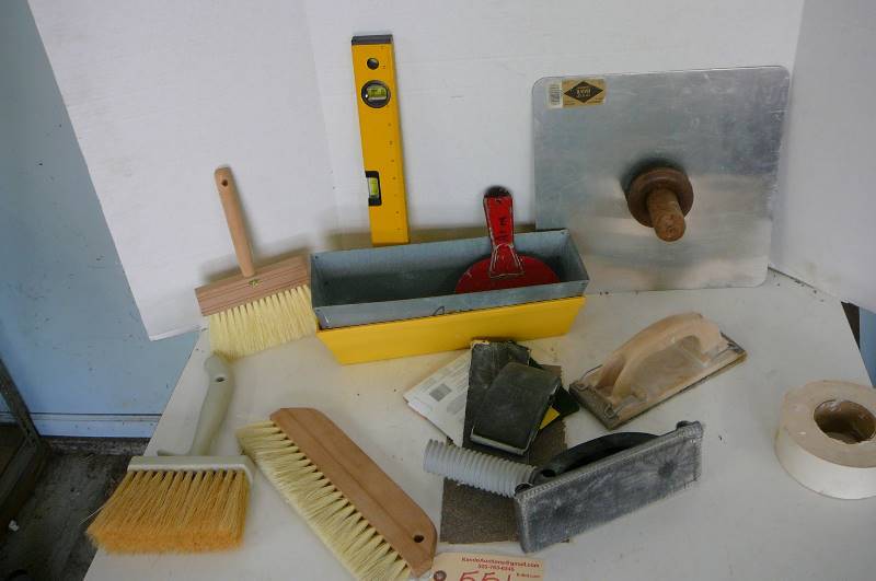 lot 551 image: Sheet rock taping items, mud board, putty knife, sanding blocks, brushes, level, 2 mud trays