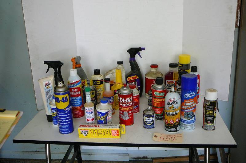 lot 557 image: Lot of garage lubricants