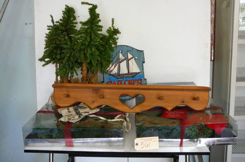 lot 561 image: Christmas decorations, house dcor, wooden coat rack, 22 Christmas wreath with light s