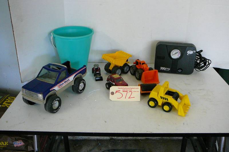 lot 572 image: 12 volt electric air compressor, Toys