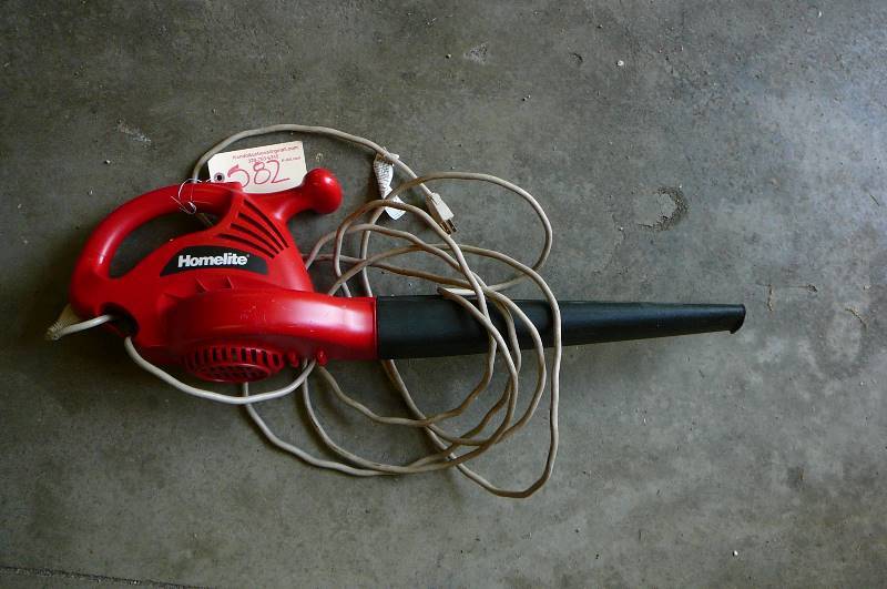 lot 582 image: Homelite electric leaf blower works
