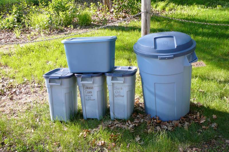 lot 593 image: 4 Totes 32 gal garbage can
