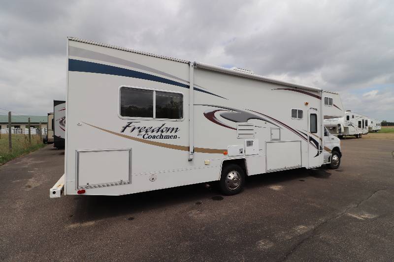 lot 1 image: 2006 Coachmen Freedom 314 Bunkhouse Class C Motorhome with Slide-out 44,000 Miles