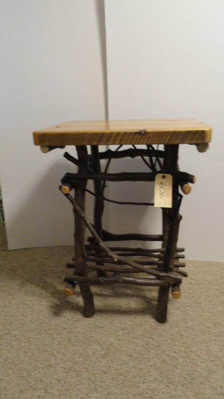 lot 606 image: Wooden Table