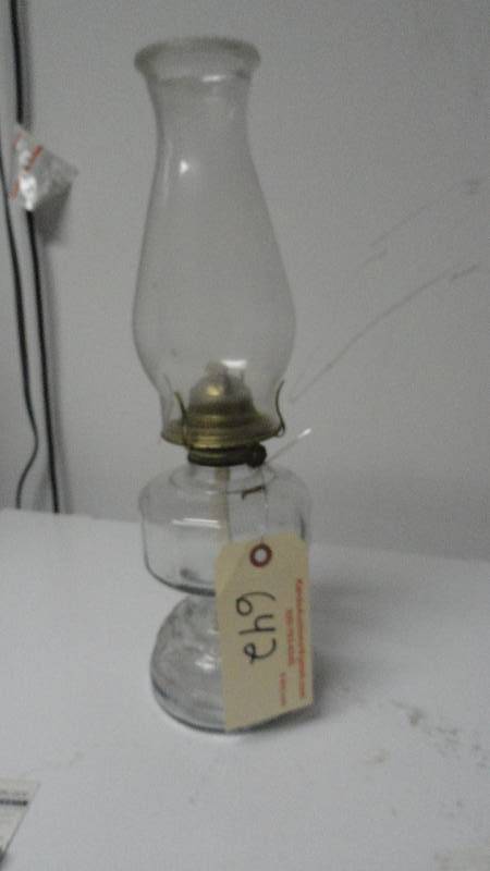 lot 642 image: Vintage Oil Lamp