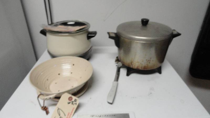 lot 658 image: Slow Cooker & Deep Fryer & Ceramic Bowl w Plate