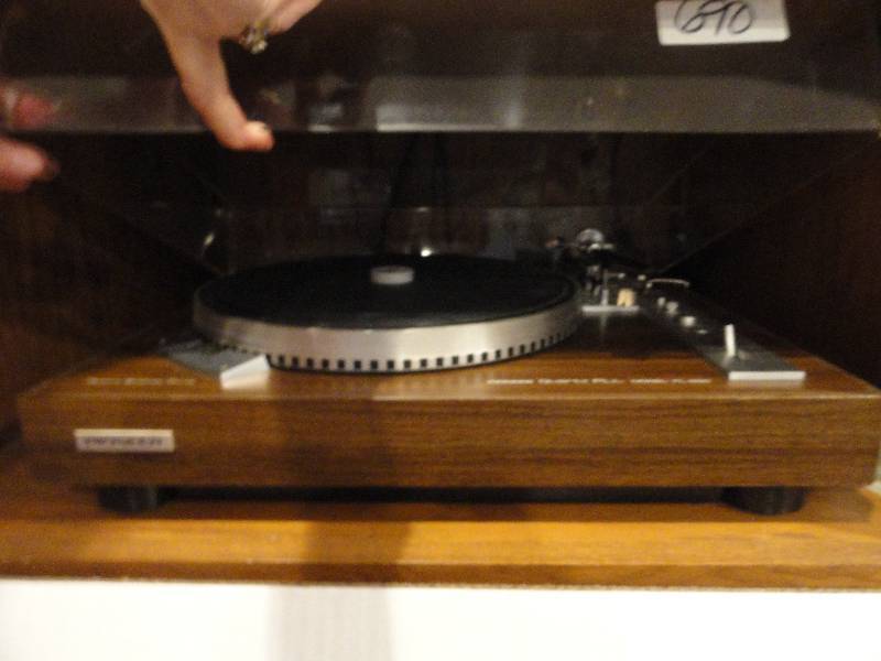 lot 690 image: Vintage Record Player & Records