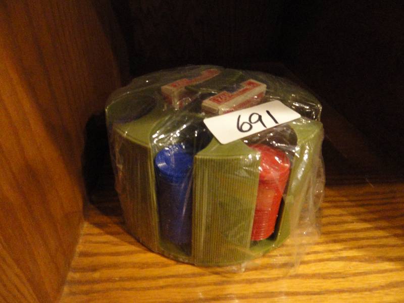 lot 691 image: Poker Set
