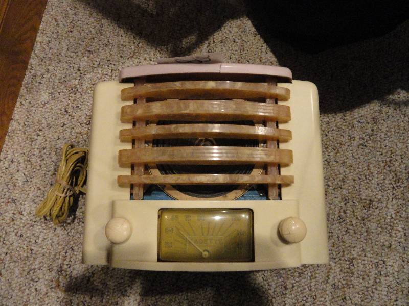 lot 692 image: Vintage Kadette Radio